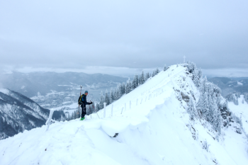 Ein Mann im Schnee.