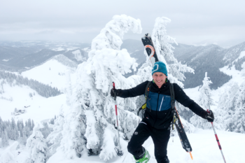Ein Mann bei Skibergsteigen mit dem Salewa Winter Train 26 Skitourenrucksack.