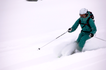 Eine Skifahrerin im Tiefschnee.