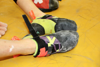 Ein Kletterschuh.