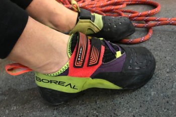 Ein Kletterschuh.
