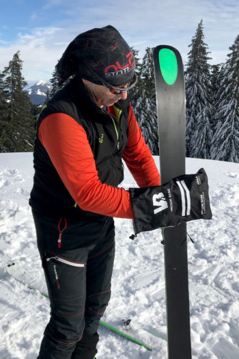 Ein Skitourengeher am Gipfel.