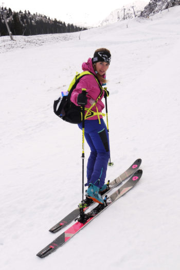 Eine Skitourengeherin im Aufstieg