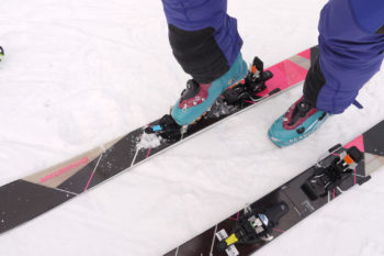 Ein Ski mit Pin-Bindung