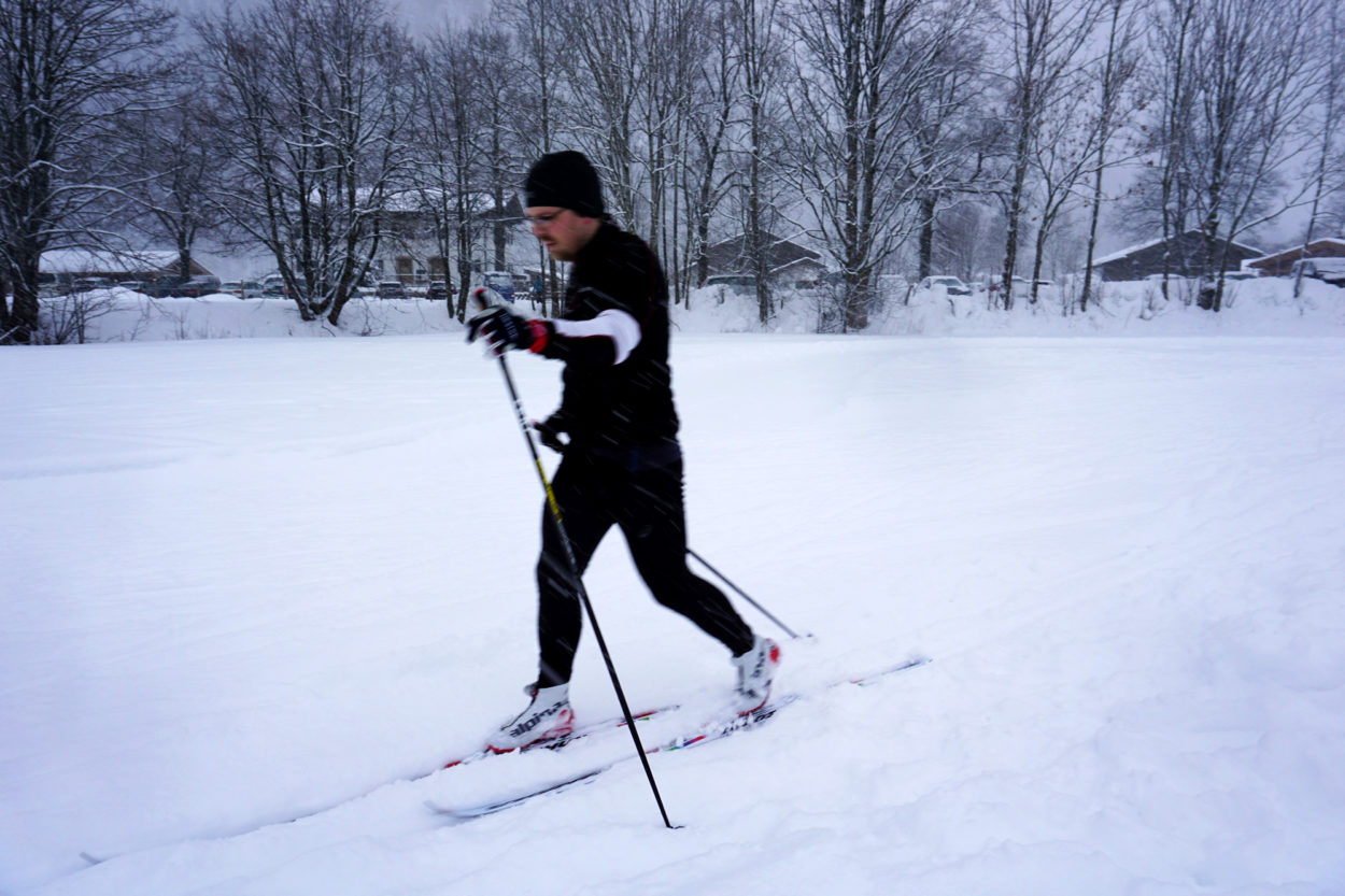 Ein Langläufer mit den Madshus Terrasonic Intelligrip Classicski in der Loipe