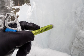 Eine Eisschraube im Einsatz.