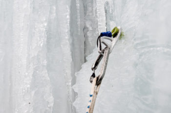 Eine Eisschraube im Eis
