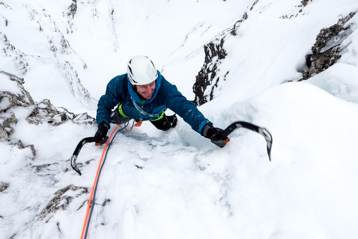 Ein Mann beim Eisklettern.
