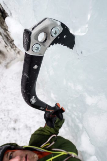Ein Mann beim Eisklettern.
