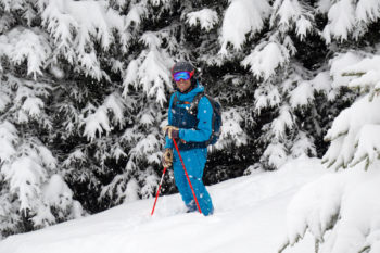 Ein Skifahrer im Tiefschnee.