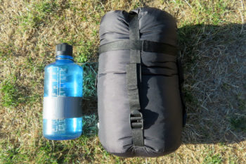 Der Carinthia G180 Schlafsack im Vergleich zu einer 1-Liter Flasche.