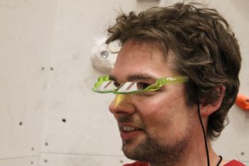 Geradeaus schauen, nach oben sehen - dabei hilft Kletterern eine Sicherungsbrille. | Foto: Stefan Rehm