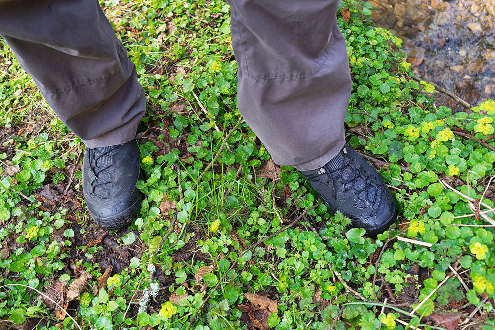 Wanderer trägt den Testschuh im Regen