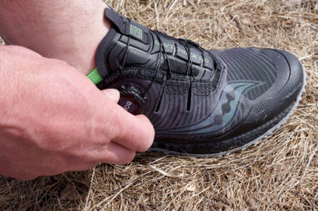 Mann schlie&szlig;t Trailrunningschuh mit Boa-System