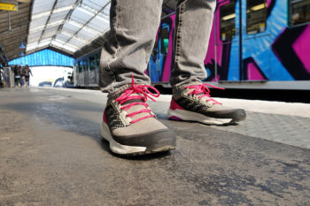 Mann steht mit Adidas Terrex Free Hiker an Bahnsteig.