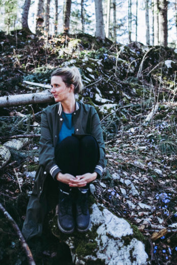 Bergzeit Autorin Sylke Verheyen sitzt am Wegesrand im Wald