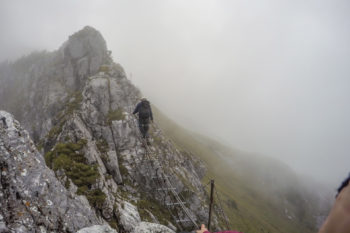 Klettersteiggeher auf der Engelsbrücke am Zittergrat