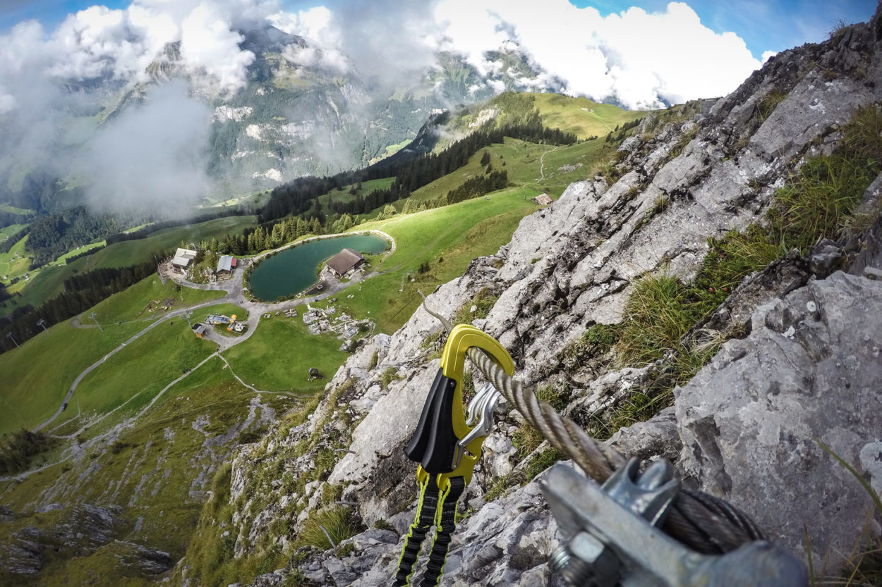 Blick vom Zittergrat auf die Brunnihütte und den Herzlisee.