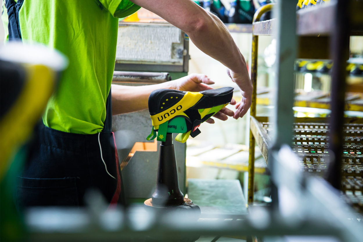 In der Sohlenwerkstatt bekommt Dein Kletterschuh seine endgültige Form. | Foto: Ocun