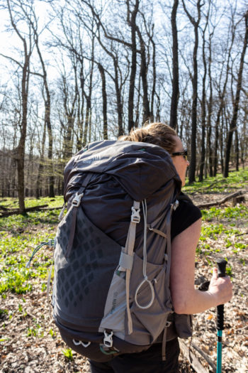 Wanderin testet den Wanderrucksack Gregory Maven 55 im Wald