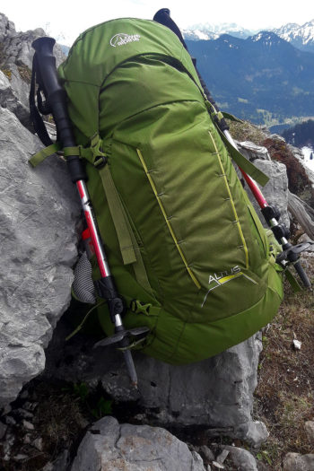 Lowe Alpine Altus 32 mit montiertem Wanderstock
