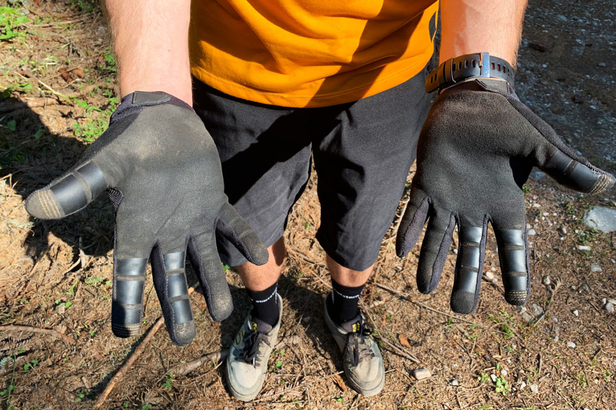 Mountainbiker zeigt Innenflächen seiner Handschuhe