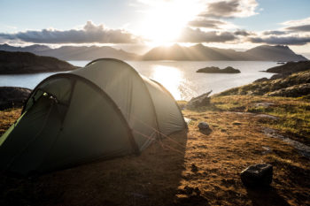 Zelt mit Blick auf Meer in Norwegen in Sonnenuntergang