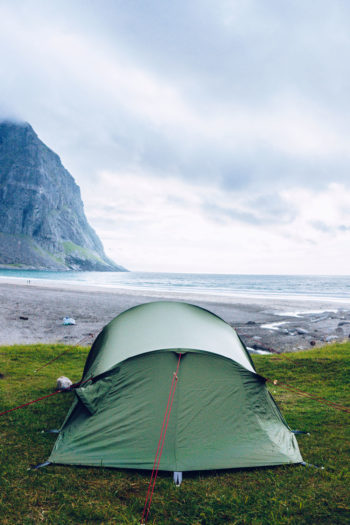 Grünes Zelt an Strand in Norwegen
