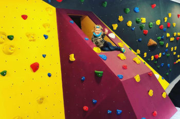 Auch f&uuml;r die Kleinsten ist hier viel geboten: Der abgetrennte Kinderboulderraum bietet neben vielen Kletterm&ouml;glichkeiten eine H&ouml;hle zum Durchkriechen und eine Rutsche | Foto: einstein Boulderhalle