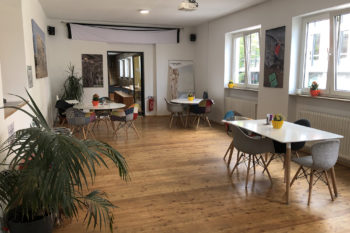 Im gem&uuml;tlichen Bistro k&ouml;nnt ihr ein Bierchen, leckere Kuchen oder selbstgemachten Salat genie&szlig;en. | Foto: einstein Boulderhalle