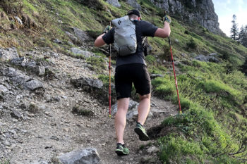 Ein Trailrunner von hinten beim Berglaufen mit dem Black Diamond Distance 15.