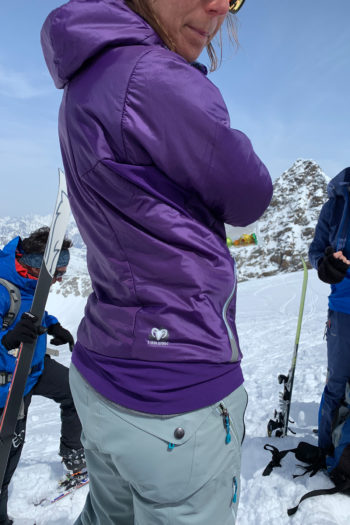 Rücken und Seitenansicht der Salewa Pedroc Hybrid Alpine Wool Isolationsjacke mit Kapuze.