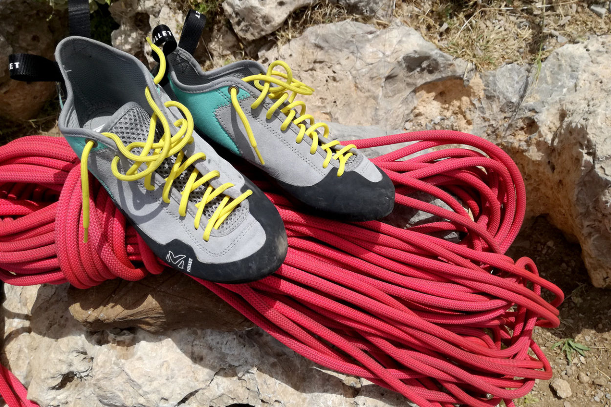 Kletterschuhe liegen auf rotem Kletterseil