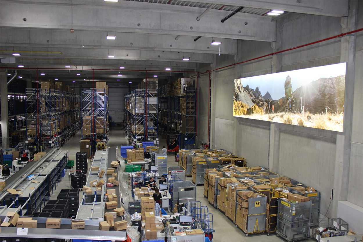 Behind the Scenes - In unserer Zentrale in Otterfing sind Verpackungen sowohl für den Versand als Schutz, als auch für die Lagerhaltung und logistischen Prozesse notwendig. | Foto: Bergzeit