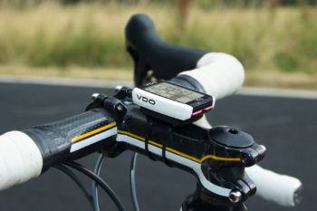 Fahrradcomputer von VDO an Lenker von einem Rennrad