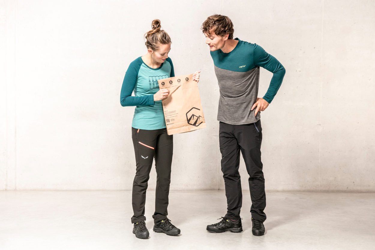 Unsere Kollegen Elisa und Paul nehmen unsere neue Versandtasche unter die Lupe. Was denkst Du über unsere neue Papier-Versandtas