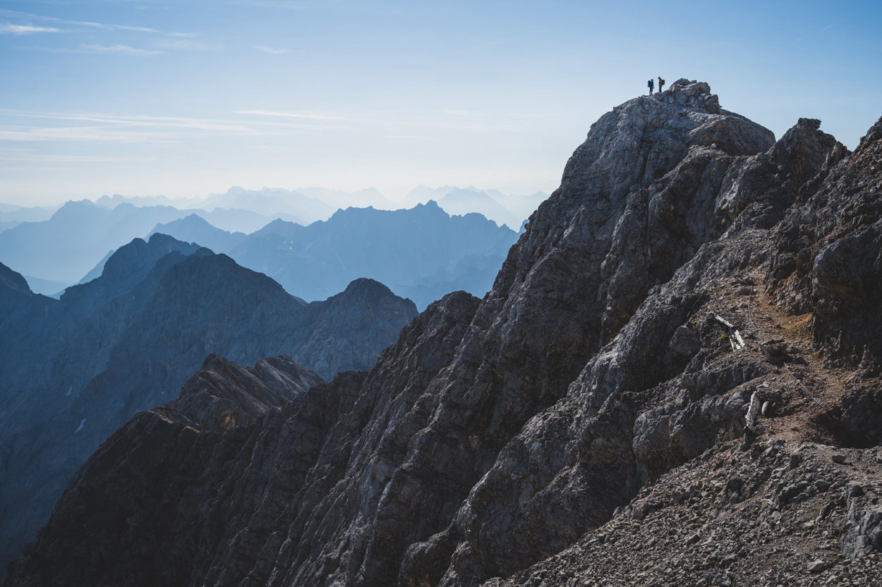 Blick auf Bergmassiv und schmalen Jubil&auml;umsgrat