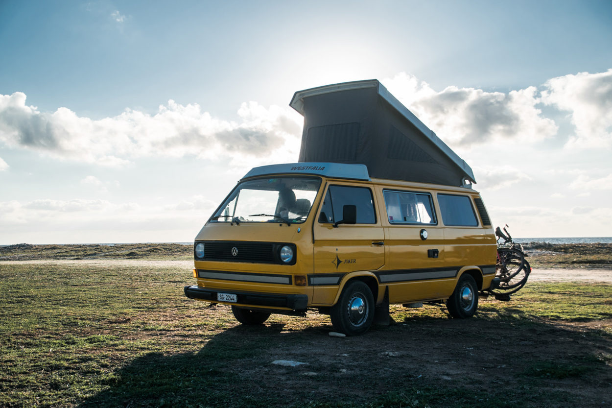 Ein VW Bus auf Sardinien beim Wildcampen in freier Natur.