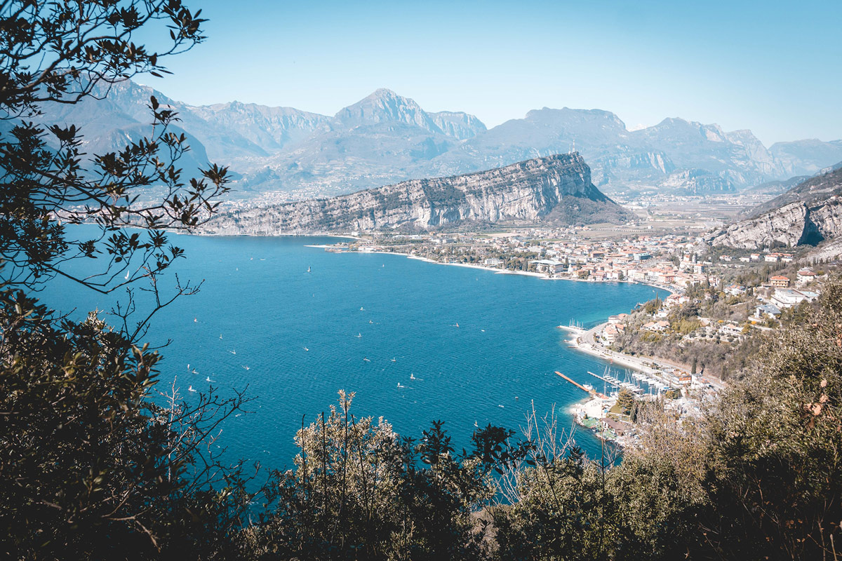 Blick auf Gardasee mit Monte Brione