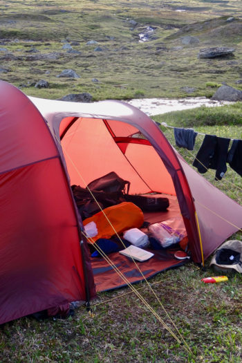 Blick durch den Eingang in die ger&auml;umige Apsis des Oppland 2 LW Zeltes.