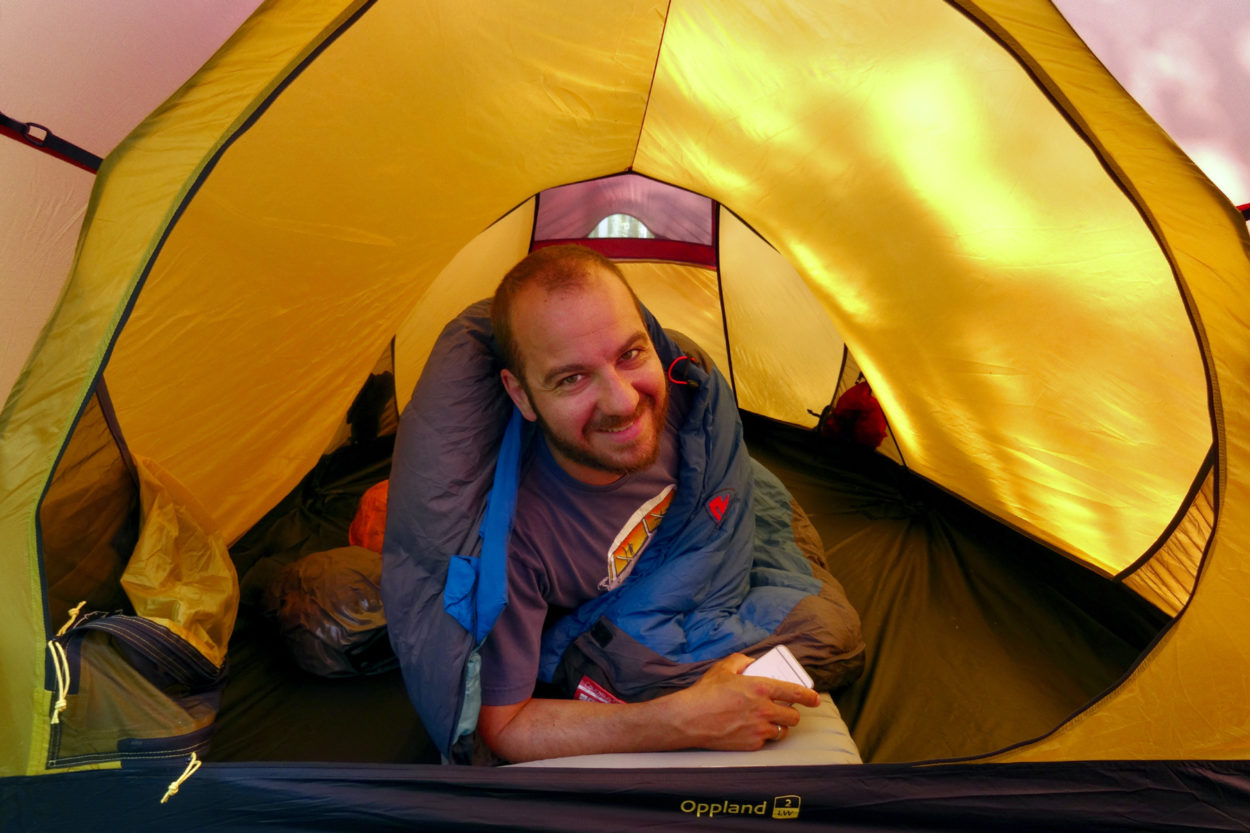 Ein Mann im Inneren des Zeltes im Schlafsack.