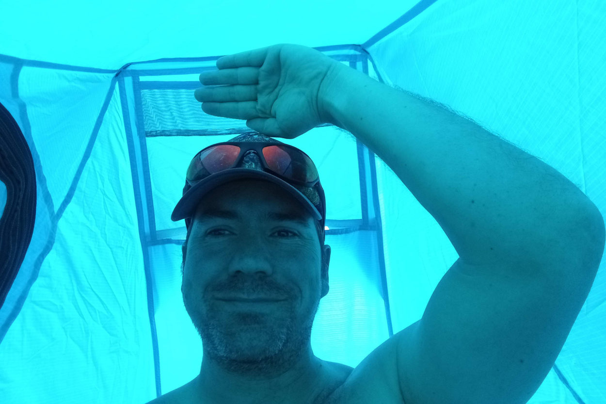 Tester Carsten Jost im Inneren des Zeltes.