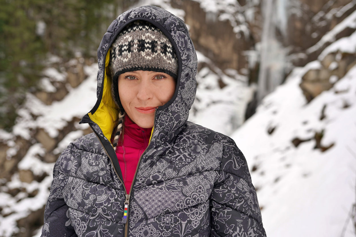 Frau hat Kapuze von Annapurna Jacke von Sherpa und Mütze auf