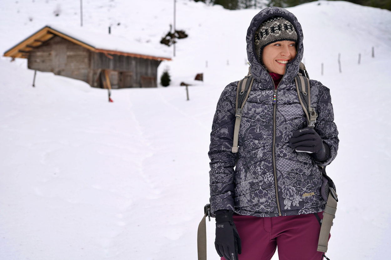 Frau steht in Annapurna Jacke von Sherpa im Schnee.