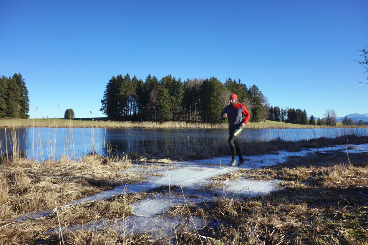 L&auml;ufer auf Pfad mit See im Hintergrund