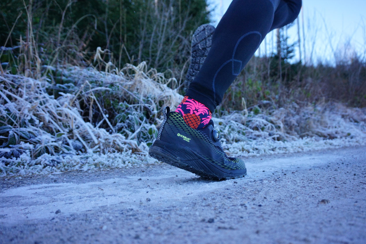 Laufschuhe auf eisigem Untergrund