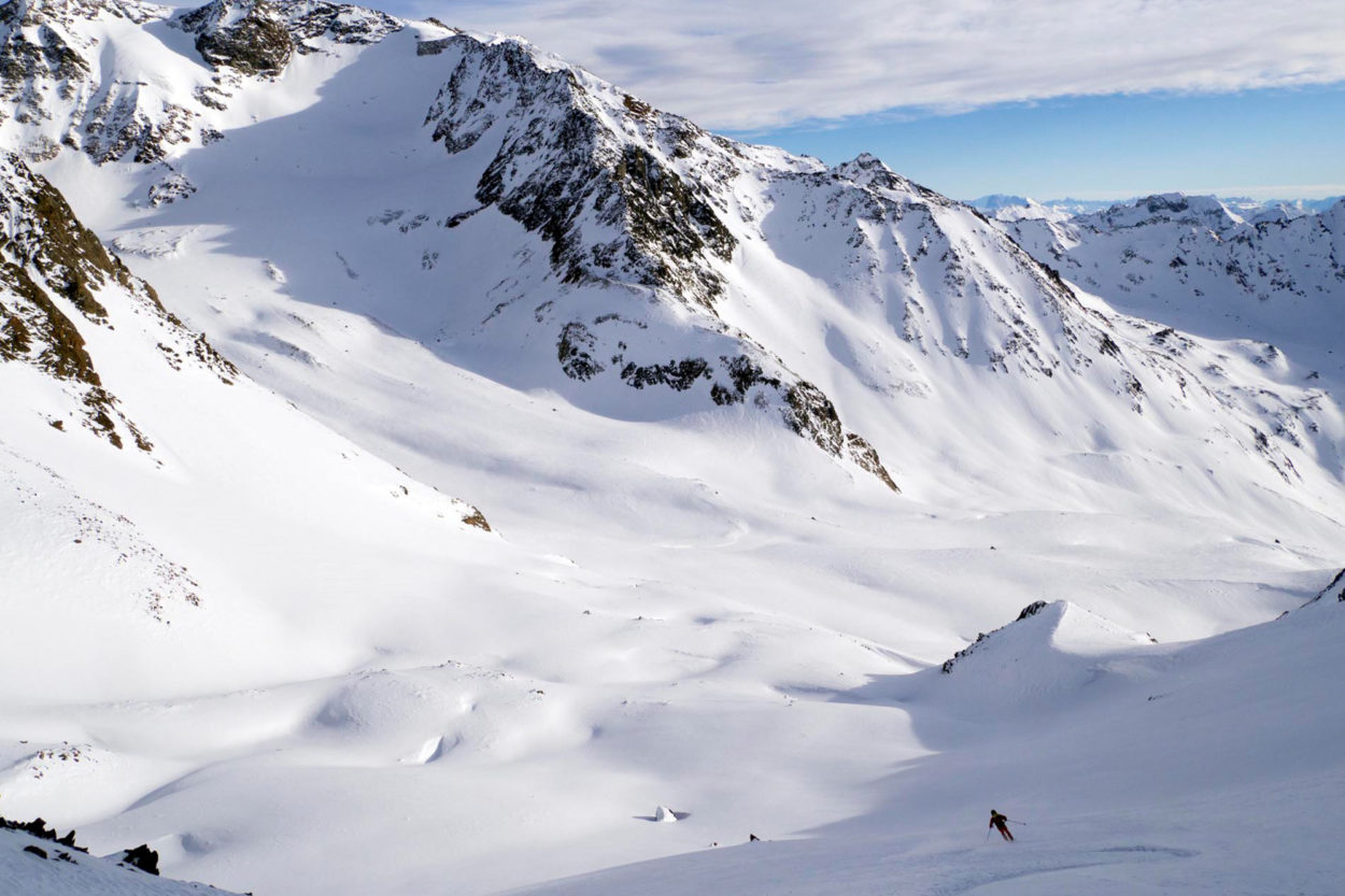 Skifahrer testet Dynafit Hoji PU in der Abfahrt beim Tiefschneefahren