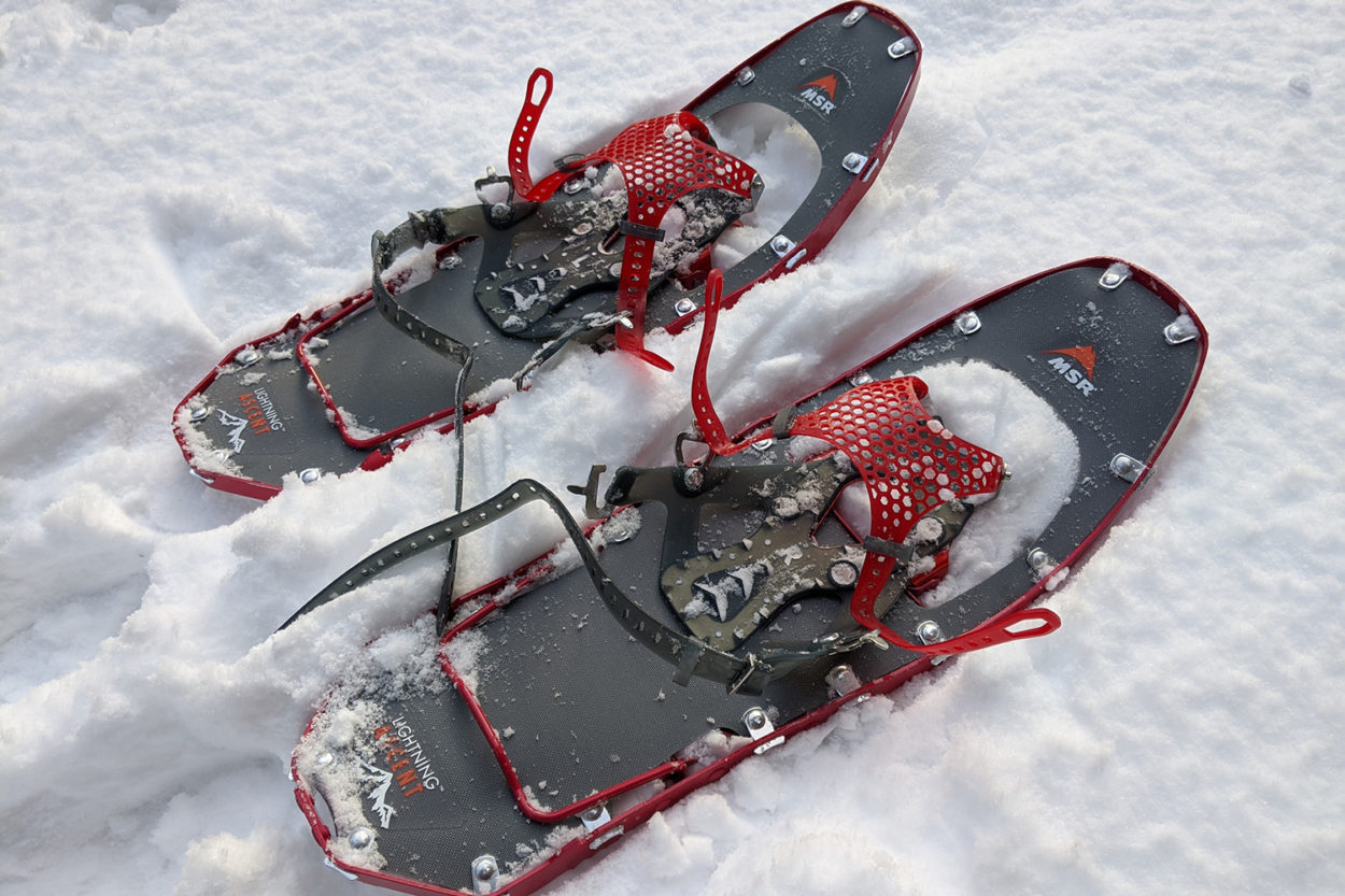 Die MSR Lightning Ascent Schneeschuhe im Schnee