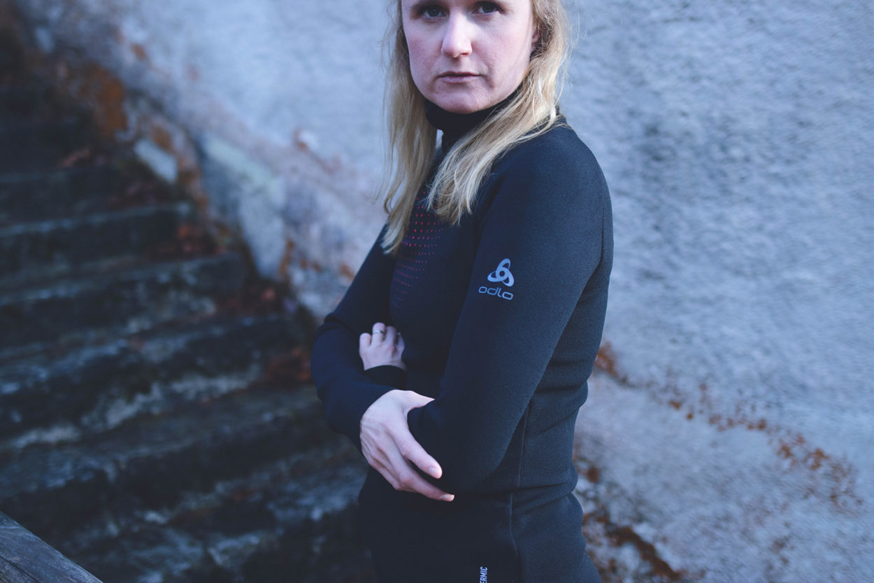 Frau steht mit gekreuzten Armen beim Test des Odlo I-Thermic Longsleeves