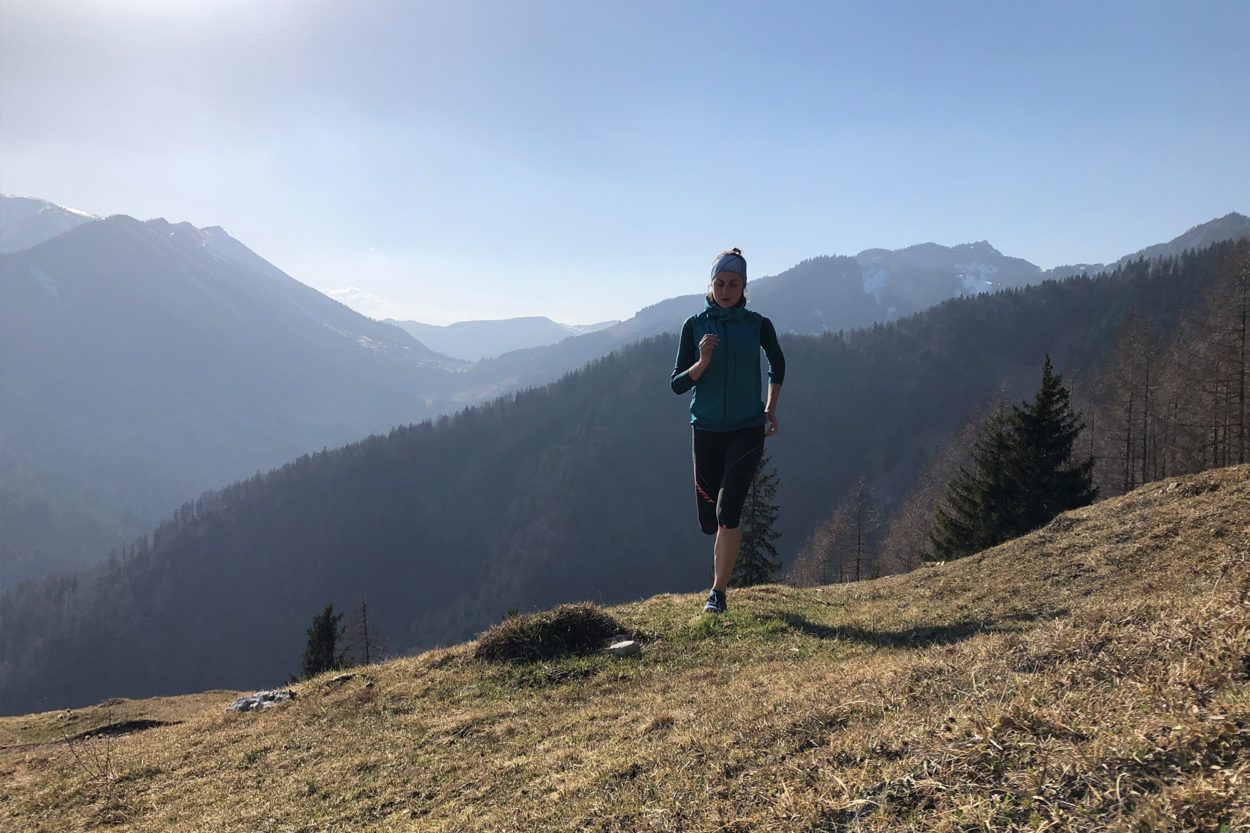 Trailrunnerin mit Hoka One One Speedgoat 4 auf Alpenwiese